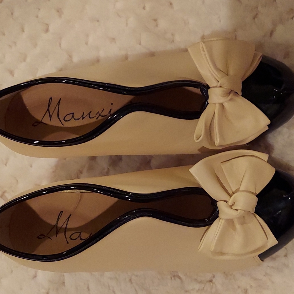 Beautiful size 7 blue and cream heels!